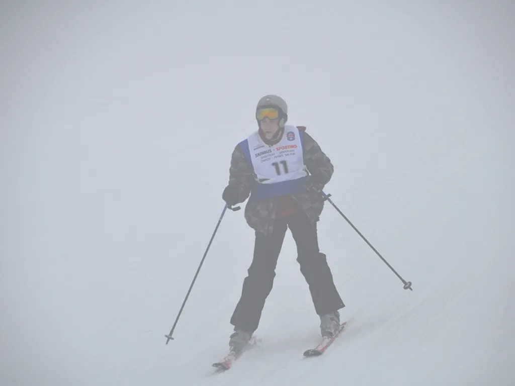 Skifahrer mit Startnummer 11 auf der Rennstrecke.